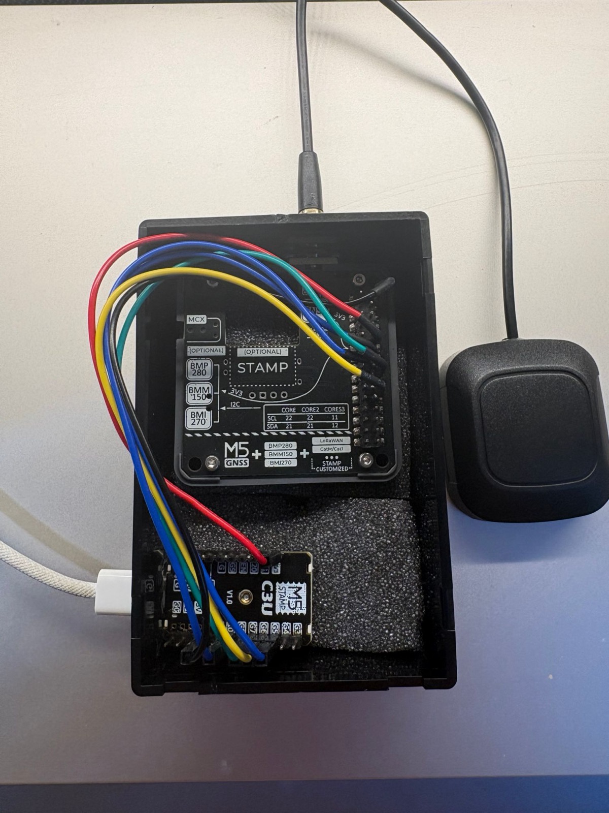 ケースを開けた状態。上がGNSSモジュール、下がM5Stamp C3U、6本の線で繋がれている