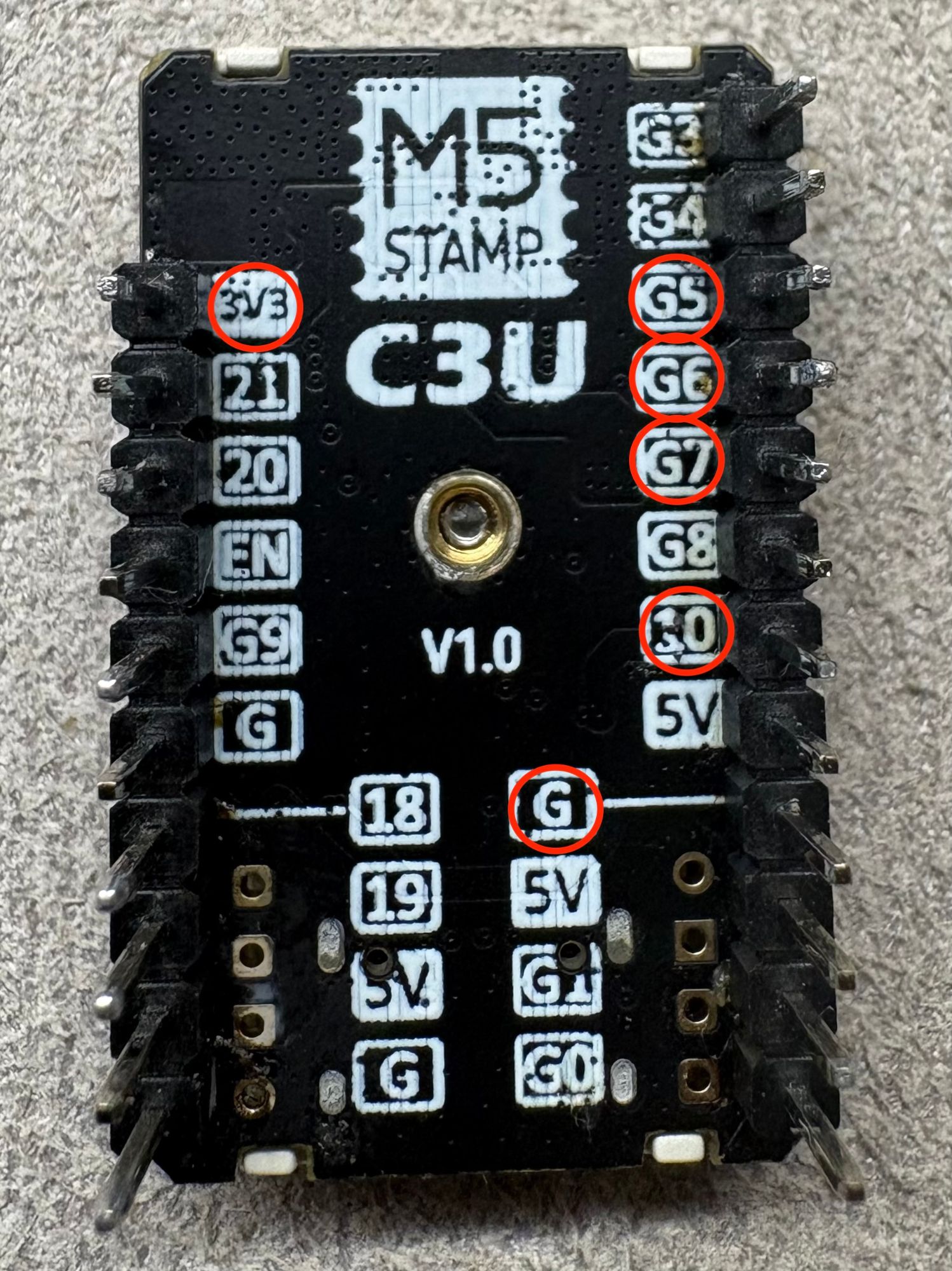 M5Stamp C3Uの裏面。配線に使う6か所のピンが赤丸で示されている